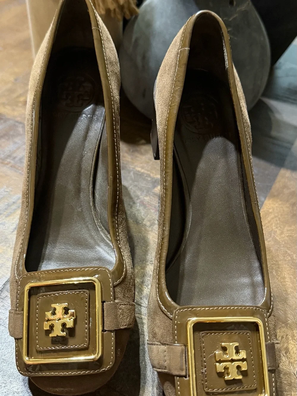 Tory Burch Helen Brown Taupe Suede Leather Pumps 7M Gold Double T